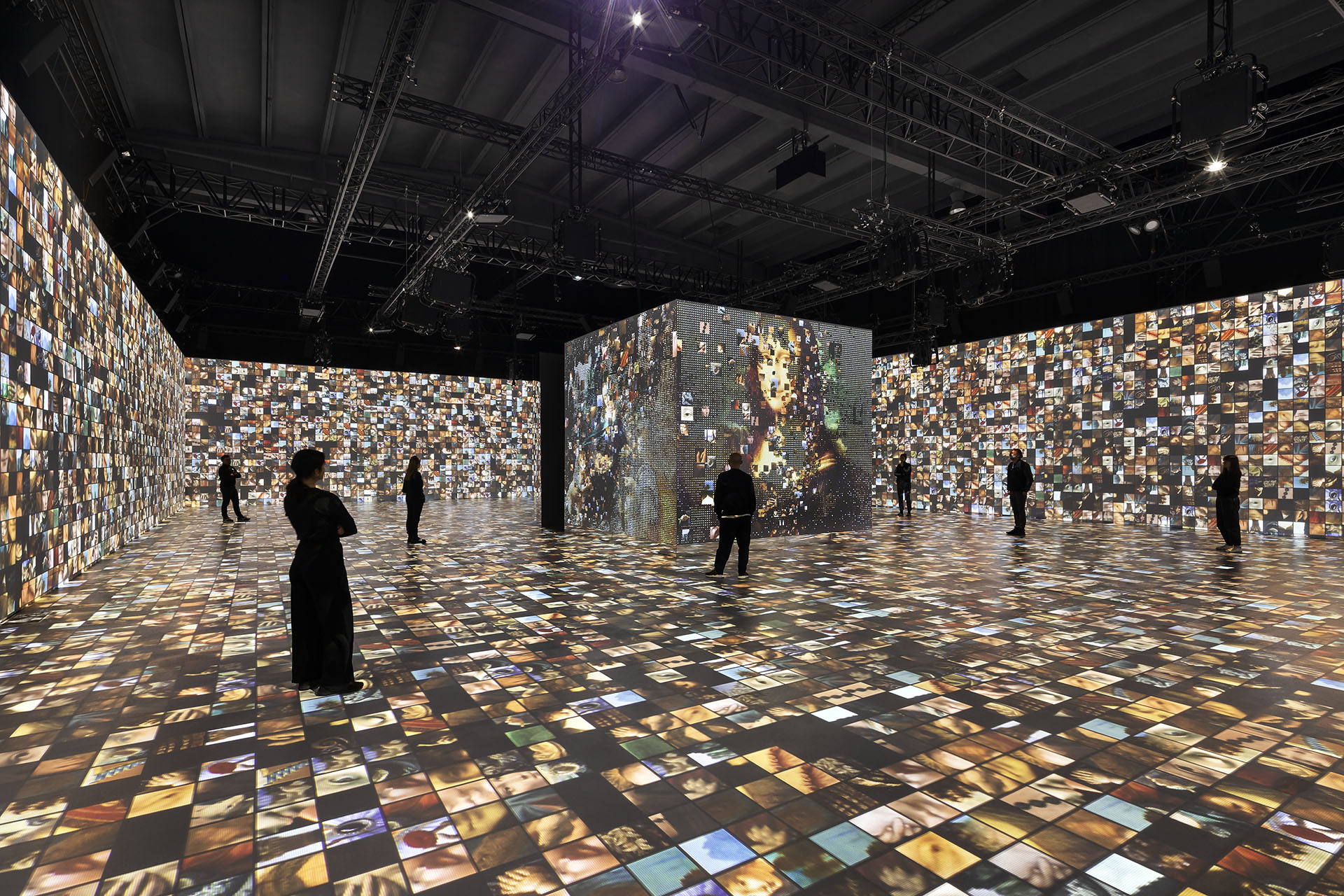 A maximalist immersive exhibition, featuring a modernised take on the Mona Lisa.